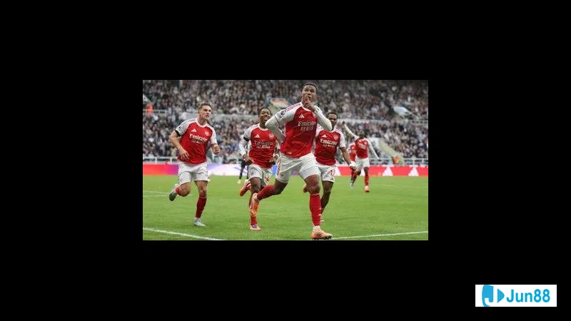 Cầu thủ Basel vượt qua cầu thủ Stuttgart trong tình huống tranh chấp bóng