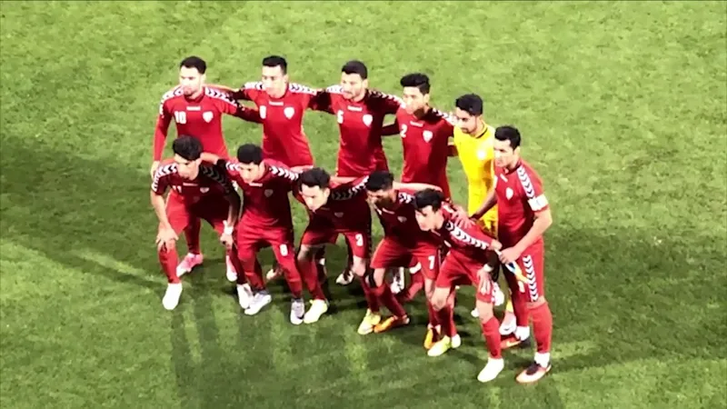 Cầu thủ Afghanistan với trái tim dũng cảm đối diện với cầu thủ Pakistan, nổi bật trên sân…