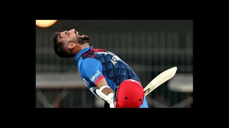 Cầu thủ Afghanistan dũng mãnh ngăn chặn cầu thủ Pakistan trong trận đấu quyết liệt.