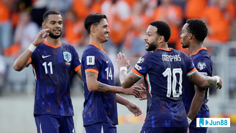 Cầu thủ Phần Lan vượt qua cầu thủ Lithuania bằng kỹ thuật đi bóng tinh tế