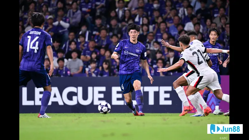 Cầu thủ Sanfrecce Hiroshima với nỗ lực vượt qua phòng ngự từ cầu thủ Machida