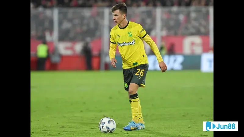 Cầu thủ của Tigre và Defensa y Justicia đấu tranh quyết liệt trong không gian hẹp trên sân…