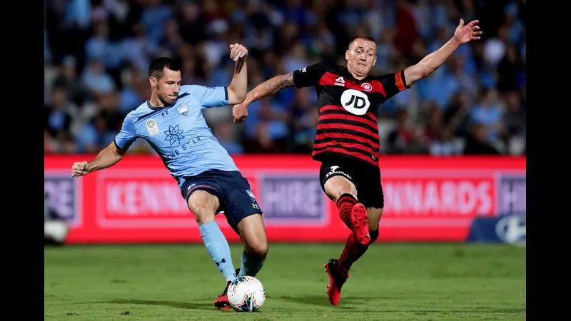 Cầu thủ của WS Wanderers tạo ra cơ hội ghi bàn trước Sydney FC trong trận đấu
