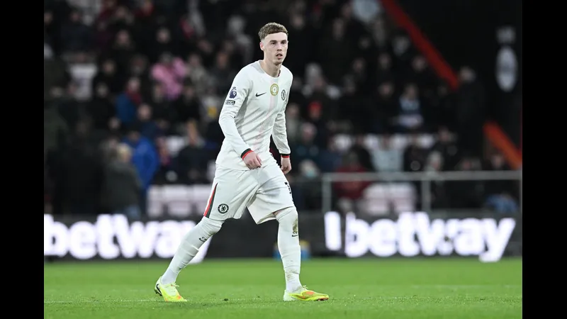 Cầu thủ Atalanta dũng cảm tung cú đá mạnh vào khung thành Chelsea