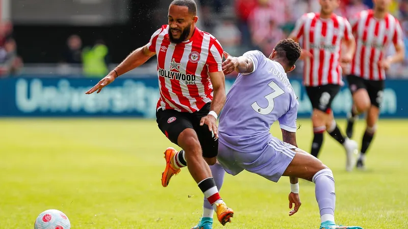 Brentford đấu với Leeds trong trận bóng đá