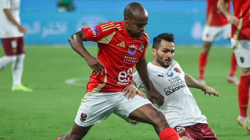 Cầu thủ của Ceramica Clepatra đang chiến đấu với cầu thủ của Al Ahly để tranh giành quả…