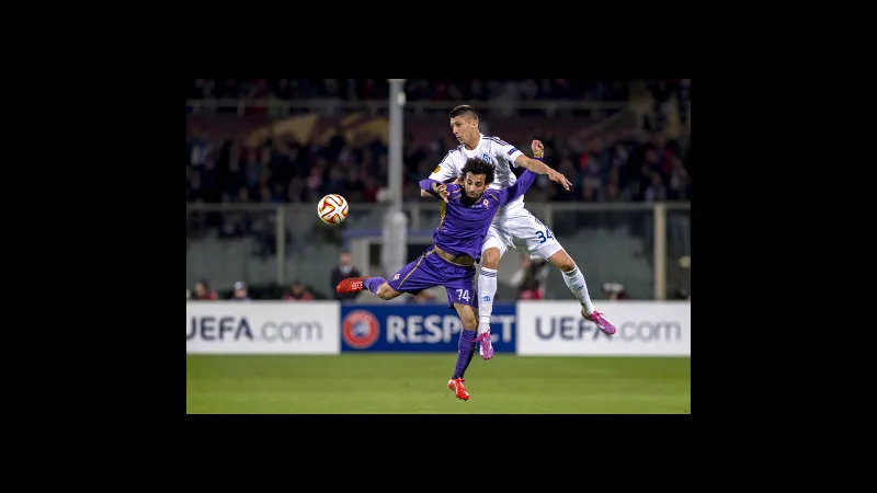 Cầu thủ Fiorentina với chiếc áo tím cố gắng giữ bóng khỏi sự áp sát của cầu thủ Dynamo…