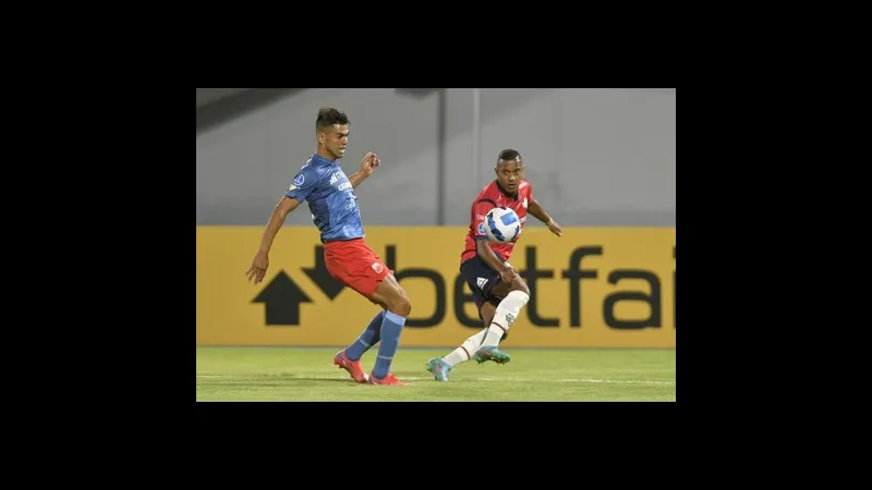 Cầu thủ Guabira mừng bàn thắng trước đội Wilstermann trong trận đấu bóng đá.