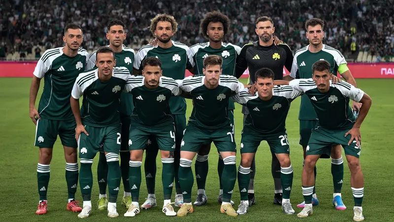 Cầu thủ đội Kavala dũng cảm chống lại sức ép từ cầu thủ Panathinaikos