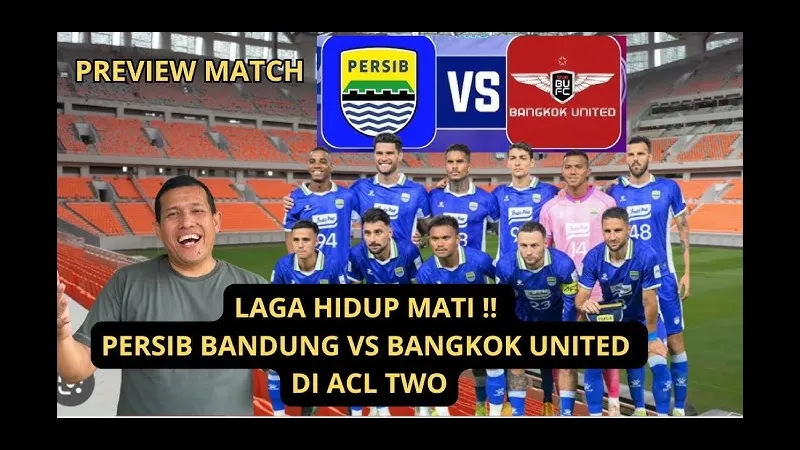 Cầu thủ Persib Bandung vượt qua cầu thủ Bangkok Utd trong trận đấu bóng đá
