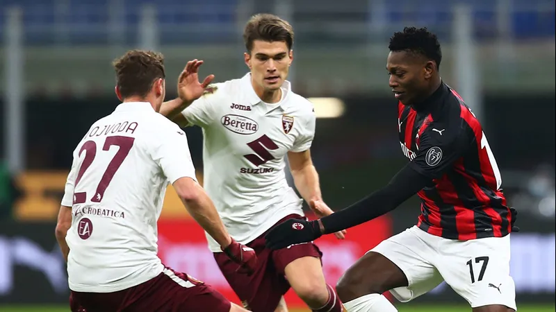 Cầu thủ AC Milan đi bóng qua phòng ngự của Torino trong trận đấu