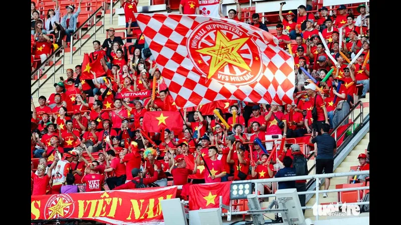 Cầu thủ U22 Việt Nam chạy nhanh với bóng trước sự truy đuổi của cầu thủ U22 Thái Lan