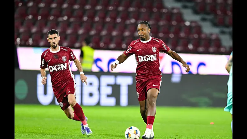 Cầu thủ của UTA Arad và Rapid Bucuresti đang tranh chấp bóng