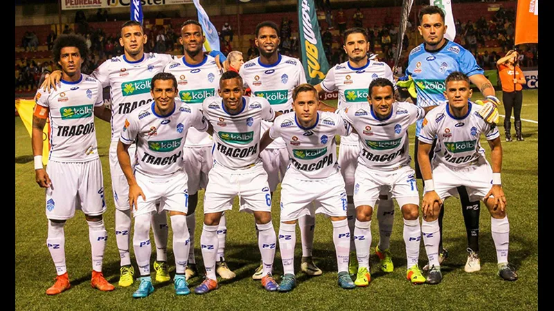 Cầu thủ Zeledon và Sporting FC đua tranh quả bóng trên sân cỏ