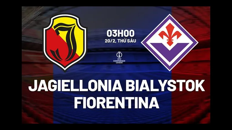 Cầu thủ Jagiellonia và Fiorentina tranh chấp bóng trên sân cỏ