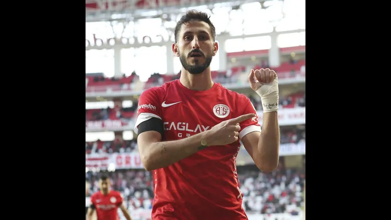 Cầu thủ Kayserispor và Antalyaspor đấu tranh gay gắt trên sân