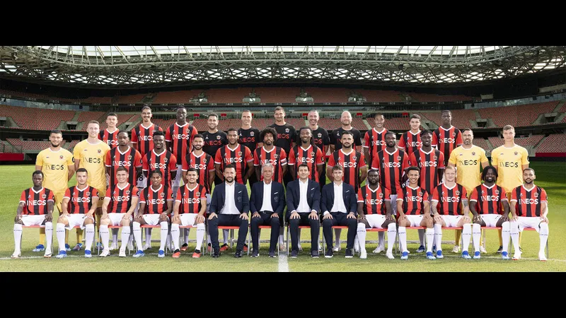 Cầu thủ Lyon và Nice đối diện trên sân cỏ