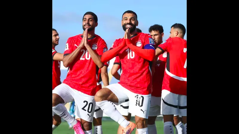 Cầu thủ Ai Cập đang phản lưới sau cú sút mạnh từ Ả Rập Saudi