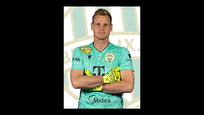 Cầu thủ Braga và Ferencvaros tranh chấp quả bóng trên sân