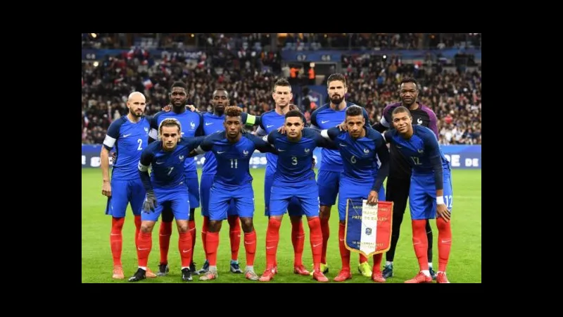 Cầu thủ Colombia và Pháp tranh chấp quả bóng trên sân cỏ - Phong độ gần