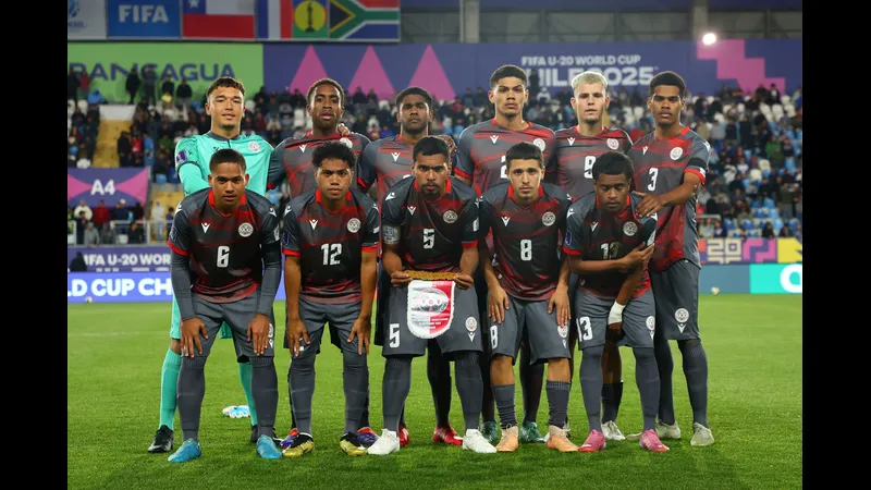 Cầu thủ New Caledonia và Jamaica tranh chấp bóng trong trận đấu