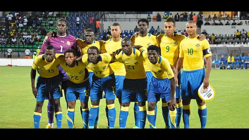 Cầu thủ Uzbekistan và Gabon tranh chấp bóng trên sân cỏ - Phân tích chiến