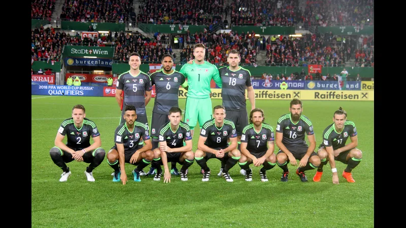 Cầu thủ Wales tập trung đá phạt góc trong trận đấu với Bosnia & Herzegovina