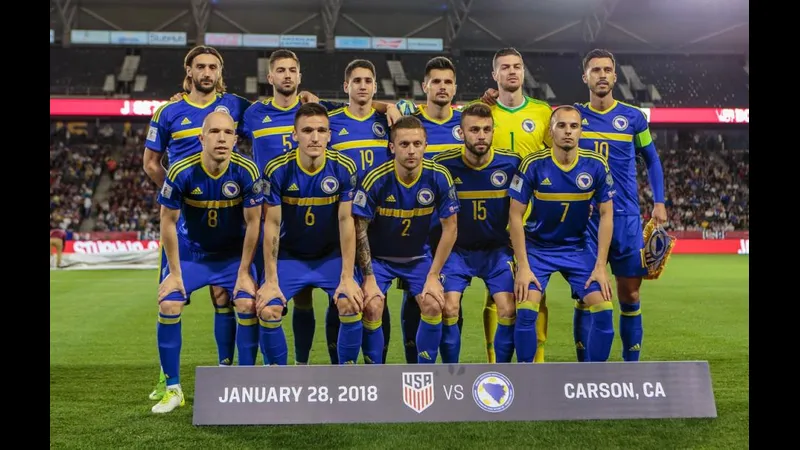 Cầu thủ Bosnia & Herzegovina nỗ lực chặn đối thủ từ Wales